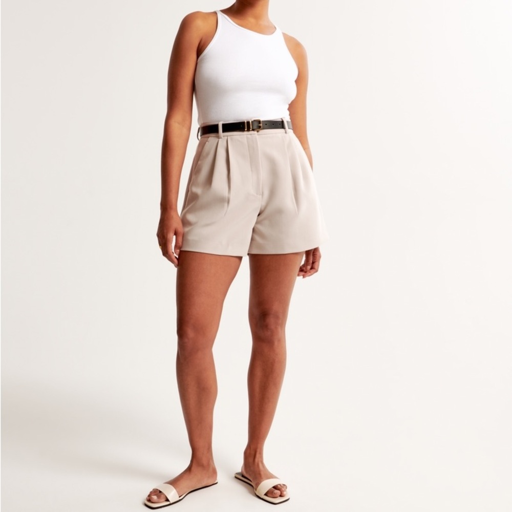 Abercrombie & Fitch Ultra High Rise Tailored Shorts - Small